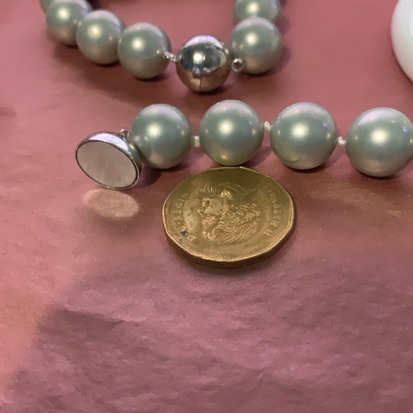 NWOT LIGHT GREY PEARL BRACELET W MAGNETIC CLOSURE - Picture 6 of 7